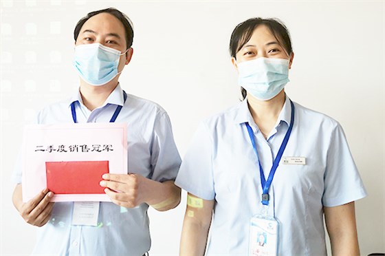 閆總為季度銷售冠軍頒發(fā)榮譽(yù)證書及發(fā)放獎勵紅包