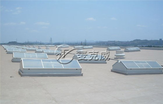 下開式三角形電動采光排煙天窗產(chǎn)品圖