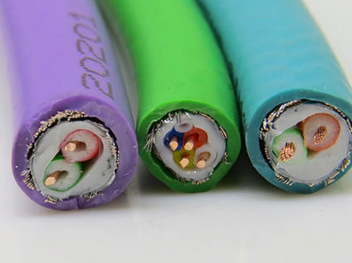 在挑選線纜的時(shí)分必定要注意其適宜性、完整性以及質(zhì)量的好壞.jpg